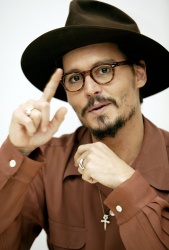 Johnny Depp - "Libertine" press conference portraits by Armando Gallo (Hollywood, November 11, 2005) - 5xHQ 05hjKHVa