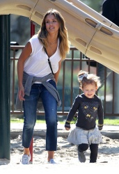 Jessica Alba - Jessica and her family spent a day in Coldwater Park in Los Angeles (2015.02.08.) (196xHQ) 0CTCvMPs