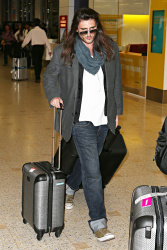 Holly Marie Combs - Shannen Doherty и Holly Marie Combs - arriving in Sydney, 26 марта 2014 (50xHQ) 0Eys2X0o