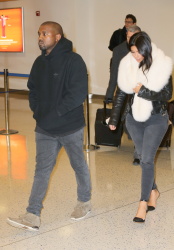 Kim Kardashian и Kanye West - Arriving at JFK airport in New York, 7 января 2015 (63xHQ) 0McqPvHp