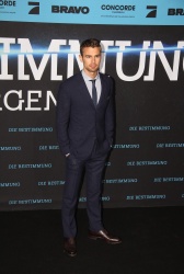 Theo James - на премьере фильма 'Divergent' at Sony Centre, Берлин, 1 апреля 2014 (129xHQ) 0z6Vh3tc