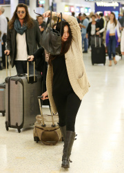 Holly Marie Combs - Shannen Doherty и Holly Marie Combs - arriving in Sydney, 26 марта 2014 (50xHQ) 1BtmRYVd