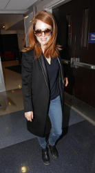 Julianne Moore - departs from Los Angeles International Airport, 16 января 2015 (19xHQ) 1LTZJs8r