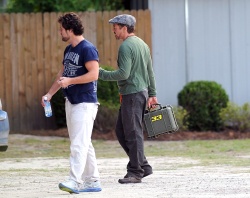 Robert Downey Jr. - leaving a Starbucks and heading to the set of 'Iron Man 3' in Wilmington on May 30, 2012 - 11xHQ 1fu6jrbY