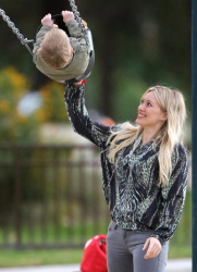 Hilary Duff - at Coldwater Canyon Park in Beverly Hills, 23 января 2015 (30xHQ) 3AEPm2Rw