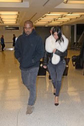 Kanye West - Kim Kardashian и Kanye West - Arriving at JFK airport in New York, 7 января 2015 (63xHQ) 3P30UJ6k