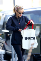 Reese Witherspoon - Out and about in Brentwood - February 5, 2015 (33xHQ) 3cDyGLQi