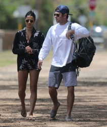 Zac Efron & Sami Miró - going for a stroll to the beach in Oahu, Hawaii, 2015.05.30 - 16xHQ 3zQcZXNX