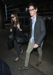 Eddie Redmayne - Arriving at LAX airport with his wife Hannah Bagshawe - February 21, 2015 - 10xMQ 4CemuxHb