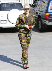 Gwen Stefani - Out and about in LA, 19 января 2015 (24xHQ) 4VEQJUzE