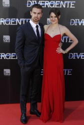 Theo James - Shailene Woodley, Theo James - на премьере фильма 'Divergent' at Callao Cinema, Мадрид, 3 апреля 2014 (302xHQ) 4xaxJlVO
