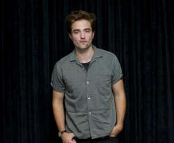 Robert Pattinson - The Twilight Saga Breaking Dawn Part 2 press conference portraits by Magnus Sundholm (San Diego, July 12, 2012) - 13xHQ 57V8CM9w