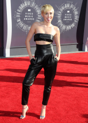 Miley Cyrus - 2014 MTV Video Music Awards in Los Angeles, August 24, 2014 - 350xHQ 5M9ivlox