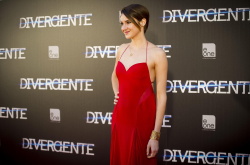 Shailene Woodley, Theo James - на премьере фильма 'Divergent' at Callao Cinema, Мадрид, 3 апреля 2014 (302xHQ) 5MRW0Erd