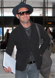 Jude Law - Arriving at LAX - April 24, 2015 - 23xHQ 5su70fgE