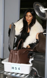 Kanye West - Kim Kardashian & Kanye West - At LAX Airport in Los Angeles, 7 января 2015 (68xHQ) 5zNuCMHc