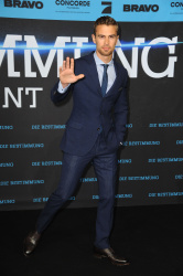 Theo James - на премьере фильма 'Divergent' at Sony Centre, Берлин, 1 апреля 2014 (129xHQ) 637UHV1y