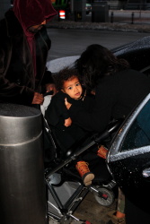 Kim Kardashian - At JFK Airport in New York City with Kanye West (2015. 02. 09) (44xHQ) 6bOyJ37j