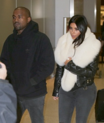 Kim Kardashian и Kanye West - Arriving at JFK airport in New York, 7 января 2015 (63xHQ) 6osjO23W