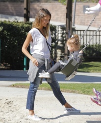 Jessica Alba - Jessica and her family spent a day in Coldwater Park in Los Angeles (2015.02.08.) (196xHQ) 6tUhDYAd