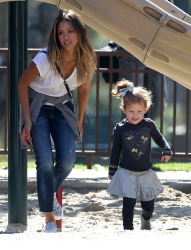 Jessica Alba - Jessica and her family spent a day in Coldwater Park in Los Angeles (2015.02.08.) (196xHQ) 7Gi7k74l