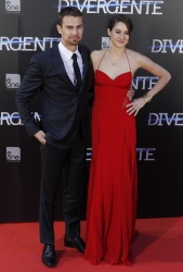 Theo James - Shailene Woodley, Theo James - на премьере фильма 'Divergent' at Callao Cinema, Мадрид, 3 апреля 2014 (302xHQ) 7QK95TOa
