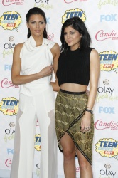Kendall & Kylie Jenner - At the FOX's 2014 Teen Choice Awards, August 10, 2014 - 115xHQ 7kmgE7Pf