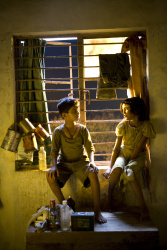 Freida Pinto - Freida Pinto, Dev Patel - Промо стиль и постеры к фильму "Slumdog Millionaire (Миллионер из трущоб)", 2008 (76хHQ) 7rUszUWd
