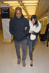Kanye West - Kim Kardashian и Kanye West - Arriving at JFK airport in New York, 7 января 2015 (63xHQ) 7vzjxYUn