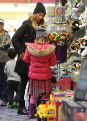 Jessica Alba - Shopping with her daughters in Los Angeles, 10 января 2015 (89xHQ) 85fxa1T8