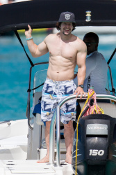 Mark Wahlberg - and his family seen enjoying a holiday in Barbados (December 26, 2014) - 165xHQ 8a4U0t64