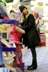 Jessica Alba - Shopping with her daughters in Los Angeles, 10 января 2015 (89xHQ) 8lSUVFYg