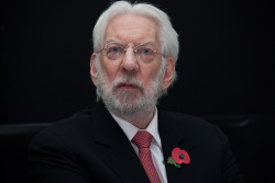 Donald Sutherland - The Hunger Games: Mockingjay. Part 1 press conference portraits by Herve Tropea (London, November 10, 2014) - 10xHQ 8xSor62G
