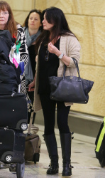 Shannen Doherty и Holly Marie Combs - arriving in Sydney, 26 марта 2014 (50xHQ) 96SWRlNM