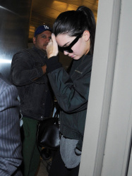 Kendall Jenner - Arriving at LAX airport, 2 января 2015 (55xHQ) A9b6Tzhp