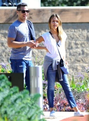 Jessica Alba - Jessica and her family spent a day in Coldwater Park in Los Angeles (2015.02.08.) (196xHQ) AGlAQch7