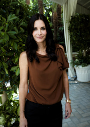 Courteney Cox - "Cougar Town" press confere nce portraits by Armando Gallo (Hollywood, October 14, 2011) - 16xHQ Bk60o2yI