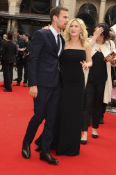 Theo James - Shailene Woodley, Kate Winslet, Theo James - на премьере фильма 'Divergent' at Odeon Leicester Square, Лондон, 30 марта 2014 (918xHQ) BvgpBkYc