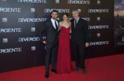 Theo James - Shailene Woodley, Theo James - на премьере фильма 'Divergent' at Callao Cinema, Мадрид, 3 апреля 2014 (302xHQ) C8nQviy6