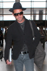 Jude Law - Arriving at LAX - April 24, 2015 - 23xHQ Ce9t8uOH