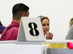 Jennifer Lawrence - arriving at LAX airport in Los Angeles, 5 января 2015 (13xHQ) Ci0SOEM7