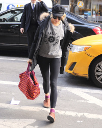 Sienna Miller - walking to a building in Midtown, New York, 15 января 2015 (39xHQ) DUfICGRW