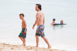Mark Wahlberg - and his family seen enjoying a holiday in Barbados (December 26, 2014) - 165xHQ DXz28eCs