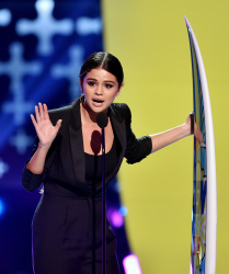 Selena Gomez - At the FOX's 2014 Teen Choice Awards, August 10, 2014 - 393xHQ F1BisK7G