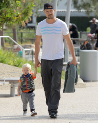 Josh Duhamel - Park with his son in Santa Monica (2015.05.26) - 25xHQ FH6H5qy0