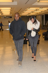 Kanye West - Kim Kardashian и Kanye West - Arriving at JFK airport in New York, 7 января 2015 (63xHQ) FZfY9vFx