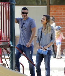 Jessica Alba - Jessica and her family spent a day in Coldwater Park in Los Angeles (2015.02.08.) (196xHQ) Fe0QInw7