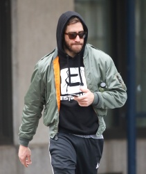 Jake Gyllenhaal - Out & About In New York City 2014.12.01 - 8xHQ Fsyaq1TZ