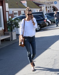 Alessandra Ambrosio - Out and about in Brentwood, 27 января 2015 (33xHQ) Fupo1HrM