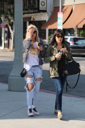 Amanda Bynes - spotted in West Hollywood looking healthy, 31 января 2015 (14xHQ) GDifnDbm